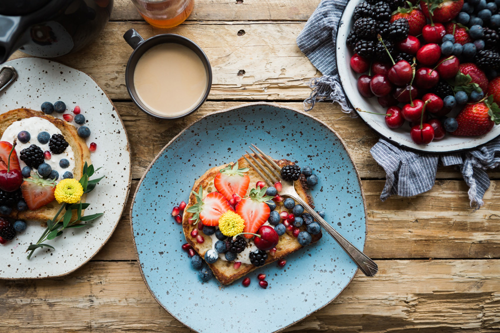 antioxidant berries and toast