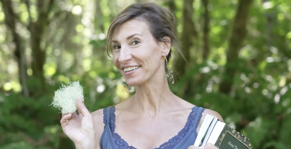 Nicole Apelian teaching about Usnea lichen