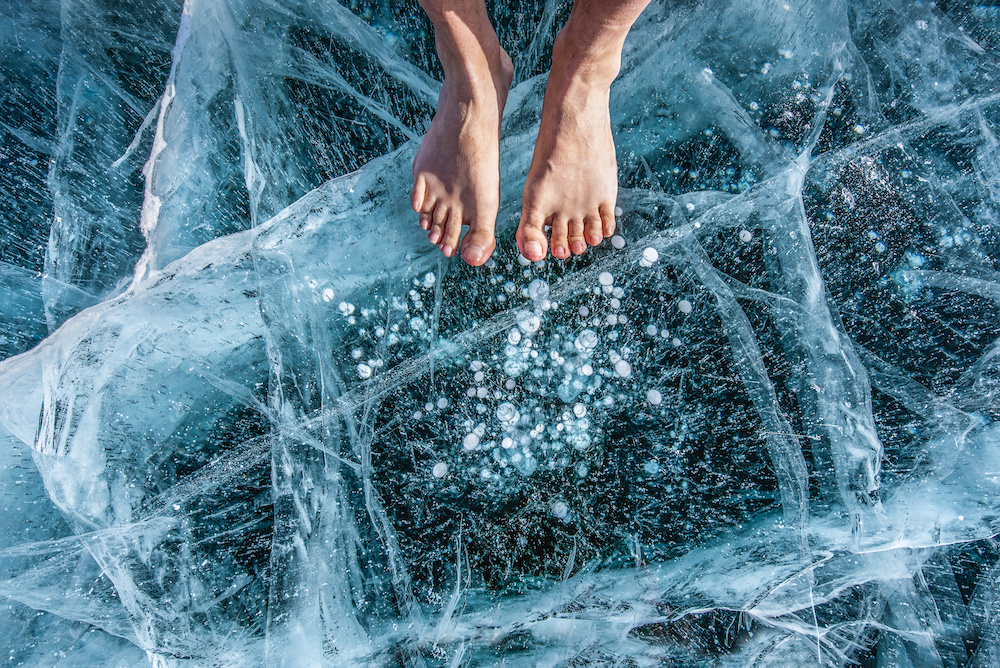 cold therapy bare feet on ice